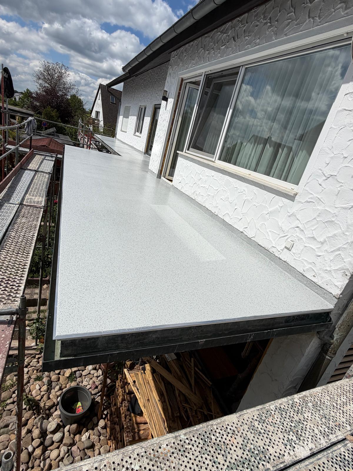 Nachher – sanierter Balkon mit Triflex Flüssigkunststoff-Beschichtung – Referenzprojekt Nürnberg