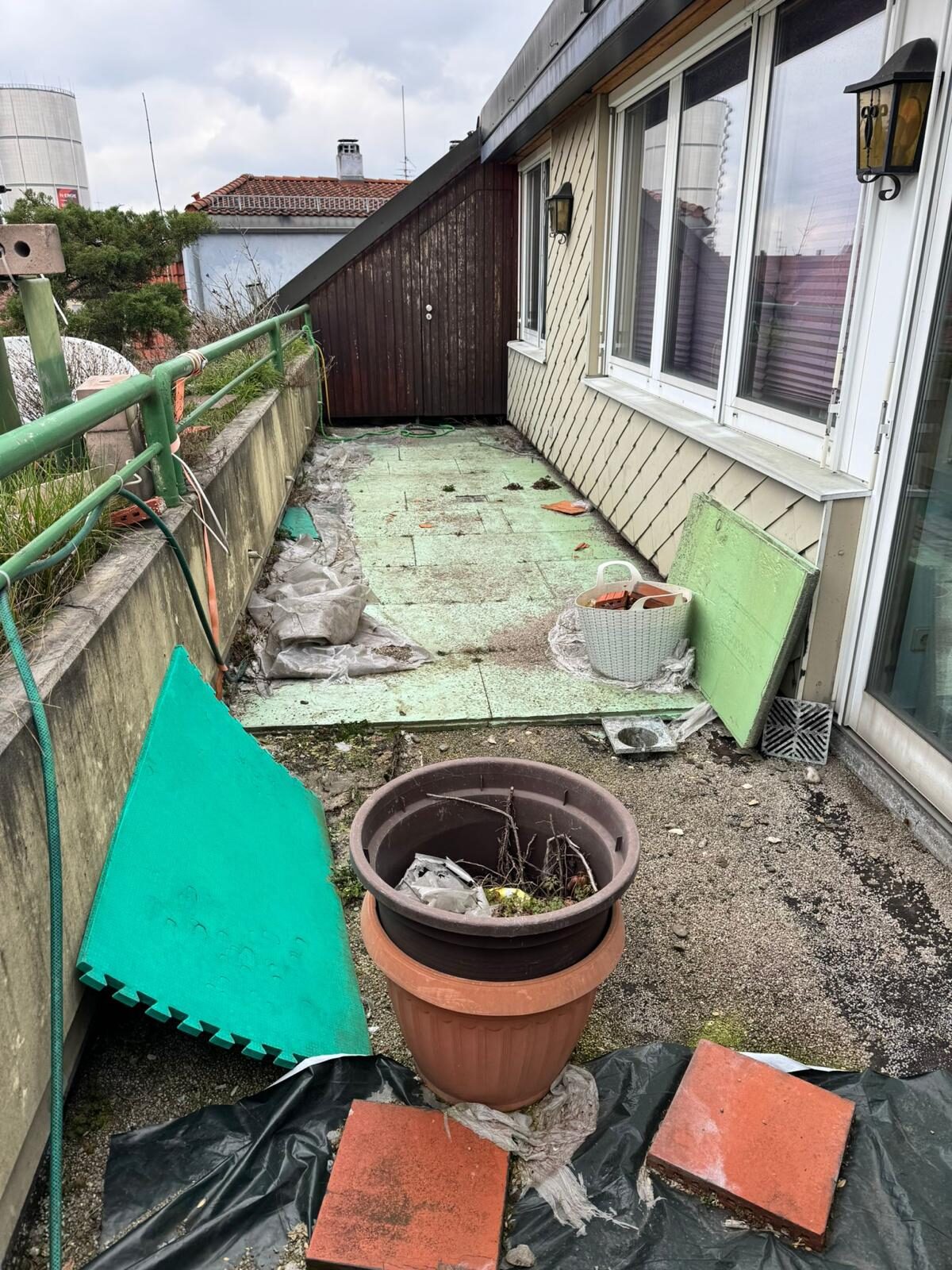 Vorher – unsanierter Balkon mit beschädigten Fliesen