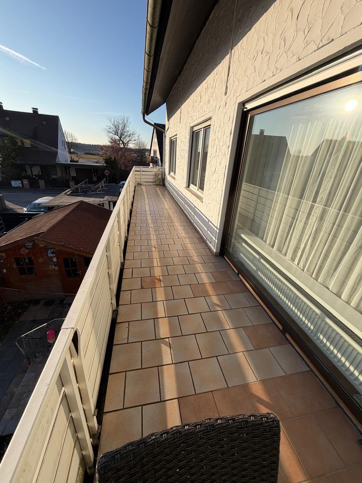 Vorher – Balkon mit altem Fliesenbelag und abgenutzten Fugen